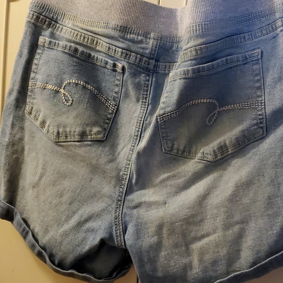 Shorts - Picture 4 of 4